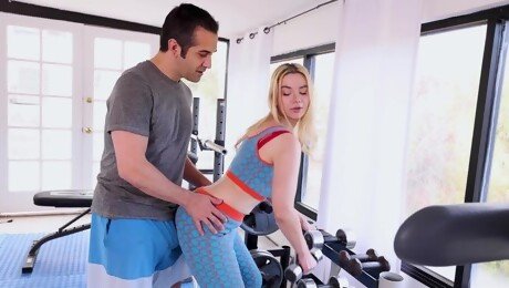 Aroused blonde beauty works her magic on cock during morning fitness