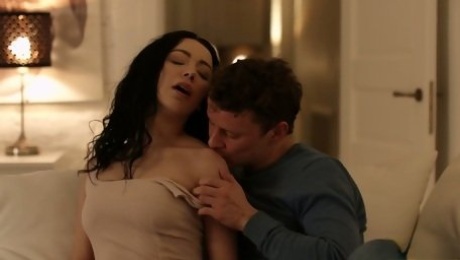 Romantic seductive babe Emily Bender ends up the date with steamy fuck