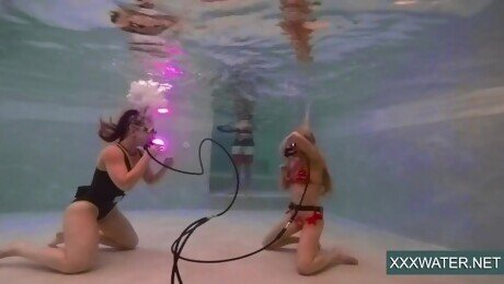 Underwater Show featuring Minnie Manga and Minnie's poolside clip